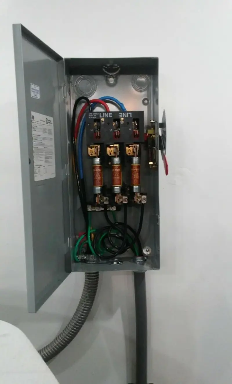 Three-phase disconnect switch installed for Smoke Detector Installation in Lake Providence